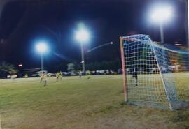 Fotografía de la cancha de fútbol con algunos niños jugando en ella, el día de su inauguración