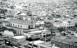 Fotografía de una vista general del lado sureste de la ciudad de San José se observa el edificio ...