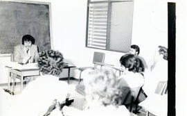 Fotografía de un grupo de personas reunidas con Guido Bonilla Director de Asignaciones Familiares...