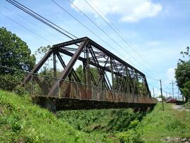 Fotografía del puente ferroviario sobre el río Guácimo. Es parte de la  nombrada Línea Vieja que ...