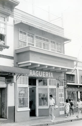 Fotografía del edificio ocupado por la Paragüería Rego, ubicado en la avenida 2-4, calle 8, acera...