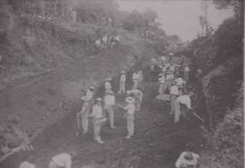Fotografía de un grupo de presos trabajando en la construcción de la carretera a Heredia