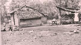 Fotografía de una típica casa campesina de Santa Cruz. Se observa una galera y un horno de barro....