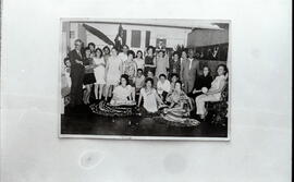 Negativo de un grupo de empleados del Archivo Nacional , posando después de un acto cívico San José
