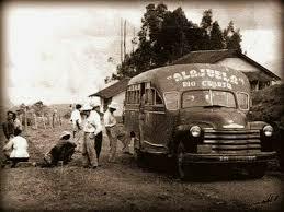 Fotografía antigua del servicio de bus entre Alajuela y  Río Cuarto