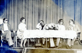 Fotografía de una reunión de representantes del Gobierno, se observa a expositores Edgar Arroyo, ...