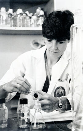 Fotografías con imágenes de los edificios de varios centros de investigación de la Universidad de...
