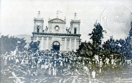 Fotografía de la Iglesia San Isidro de la Arenilla. Se observa una multitud de gente afuera de la...