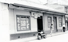 Fotografía de varias residencias antiguas, hoy día negocios, en avenida 7, calles 1-3, acera Sur ...