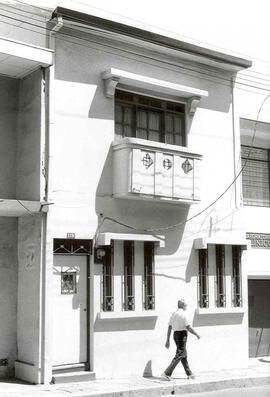 Fotografía de varias edificaciones utilizadas como residencias y además una pulpería situadas ent...