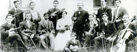 Fotografía con la imagen de un grupo de violinistas dirigidos por José Joaquín Vargas Calvo. Apar...