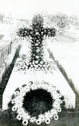 Fotografía de la tumba de Eva M. Ramos en el cementerio de Cartago. Las ofrendas florales procede...