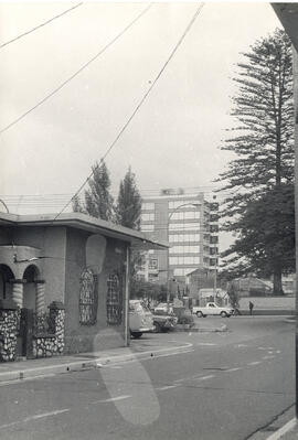 Fotografía del edificio de la compañía Farmacéutica. Toma desde la plazoleta La Soledad. Situada ...