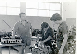 Fotografías con imágenes de estudiantes de secundaria realizando diversas actividades manuales le...