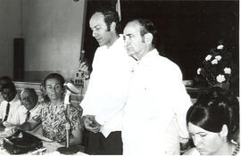 Fotografía de la visita de José Figueres Ferrer y el ingeniero Rodolfo Silva, en Atenas. Alajuela