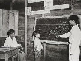 Fotografía de la antigua escuela de la reserva indígena de Salitre, en Buenos Aires de Puntarenas...