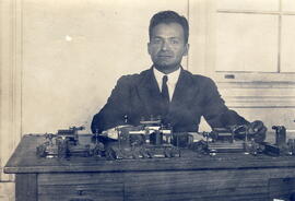 Fotografía con la imagen del señor Octavio Rojas, telegrafista de la Oficina Central de Correos y...