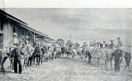 Fotografía con la imagen de un grupo de vendedores de leche a caballo San José