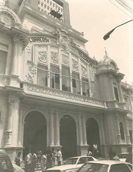 Fotografías del edificio de Correos y Telégrafos. Fachada y detalles del edificio. San José, Cost...