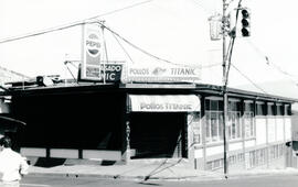 Fotografía del local que ocupa el negocio Pollos Titanic ,en avenida 5, calle 4 San José