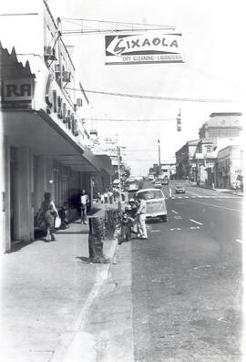 Fotografía de la avenida segunda, Se aprecia en primer plano a mano izquierda el edificio de la l...