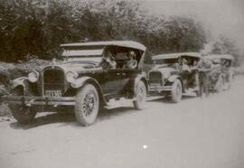 Fotografía de vehículos que son conducidos por mujeres. Uno de ellos lleva una matrícula de 1929....