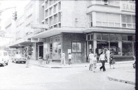 Fotografía y contacto del edificio de la Zapatería La Renaciente, situado en avenida central, cal...