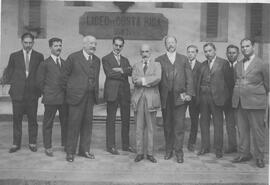 Fotografía de un grupo de profesores y escritores posando con Jacinto Benavente, en la visita que...