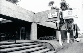 Fotografía de la entrada de la Sucursal del Banco Popular en San Carlos, ubicado al costado sur d...