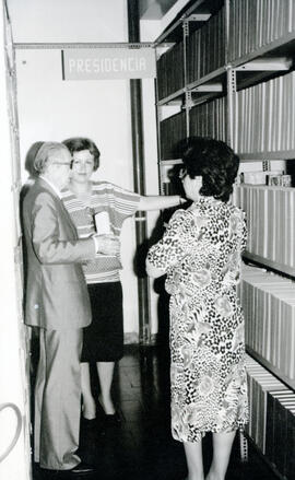 Fotografías del recorrido hecho en el Archivo Nacional por el doctor Aurelio Tanodi al Departamen...