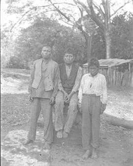 Negativo de indígenas de Río Frío, posando descalzos. Se observa su vestuario. Alajuela, Guatuso