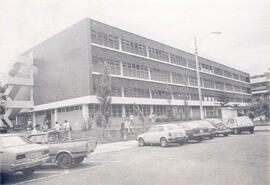 Fotografías de la fachada del edificio principal de la Biblioteca Carlos Monge Alfaro de la Unive...