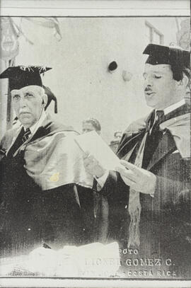 Fotografías con imágenes de la entrega del título honoris causaal Presidente de la República Dr. ...