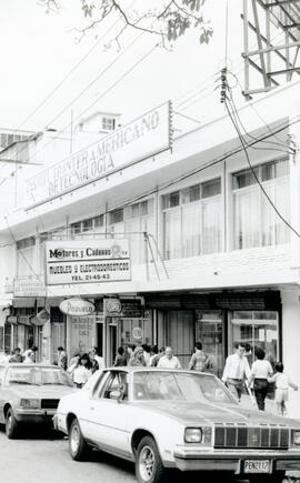 Fotografía de varios negocios ubicados al costado norte del Hospital San Juan de Dios, avenida ce...