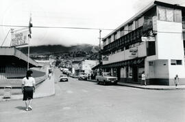 Fotografía panorámica de una calle del comercio en San Marcos de Tarrazú. Se observa el hotel Zac...