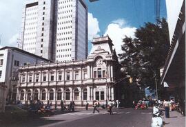 Fotografía del costado sur del edificio de Correos de Costa Rica. Avenida primera San José