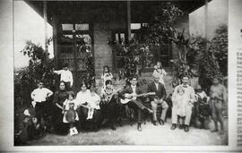 Reproducción de fotografía tomada frente a la casa de la familia García Chaves, encabezada por Sa...