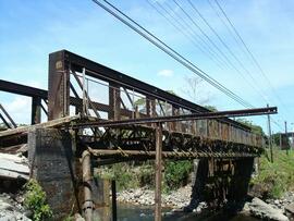 Fotografías del puente ferroviario sobre el río Guacimito en Guácimo. Construido en 1905 y declar...