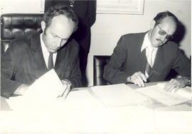 Fotografía de la firma del contrato para la construcción del camino Frayles- San Pablo-León Corté...