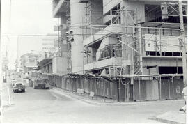Fotografía del edificio de la Caja Costarricense del Seguro Social, esquina Noreste. Situado entr...