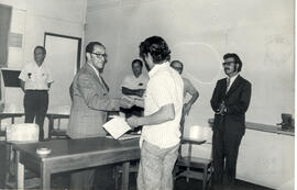 Fotografía del acto de entrega de certificados del curso de Electricidad Automotríz, impartido po...