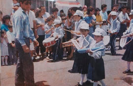 Fotografía del desfile con motivo de la celebración de la Independencia en Cartago centro. Aparec...
