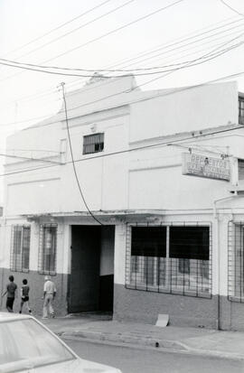 Fotografía del taller de repuestos Holst Hermanos en avenidas 8-10, calle 16, acera Este San José