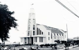 Fotografía del edificio de la Iglesia de San Carlos, ubicado al costado este del Parque de ese ca...