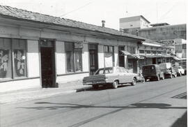 Fotografía de casas antiguas de tejas, algún as de ellas funcionan como locales comerciales, situ...