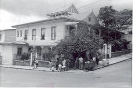 Fotografía de una casa de habitación esquinera. Situada en avenida 11, calle 7. San José