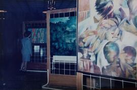 Fotografía de mujer observando las pinturas en una exhibición de pinturas