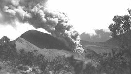 Negativos de volcanes de Costa Rica en erupción. Estos negativos forman parte del documento 167 d...