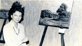 Fotografías de la inauguración de una exposición de obras de arte, pinturas y esculturas, con la ...
