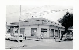 Fotografía del edificio de Fundador Domeco, situado en avenida 1, calle 11, esquina noroeste. San...